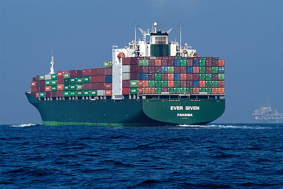 Schiff mit Containern